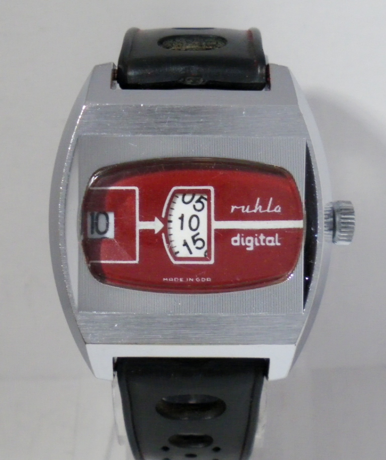 ruhla-digital-73-calibre-24-34-red-dial-tv-shape-brushed-chrome-case-1973-78.jpg