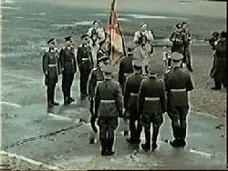 Die erste Vereidigung der NVA und Übergabe der ersten Regimentsfahne an das 1. mechanische Regiment am 30. April 1956